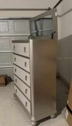Sofia Vergara 5-Drawer Chest w/ Hidden Vanity Mirror – Silver