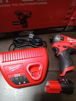 MILWAUKEE M12 SOURGE  IMPACT WITH BATTERY AN CHARGER