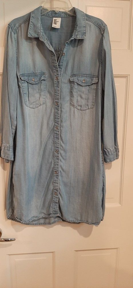 H&M button down denim shirt dress / pockets.
12