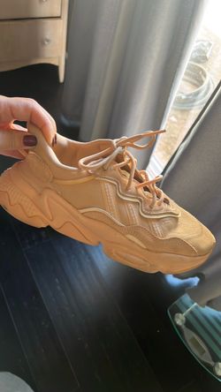 Tennis shoes