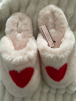 New Victoria’s Secret Slippers ❤️ Size 7