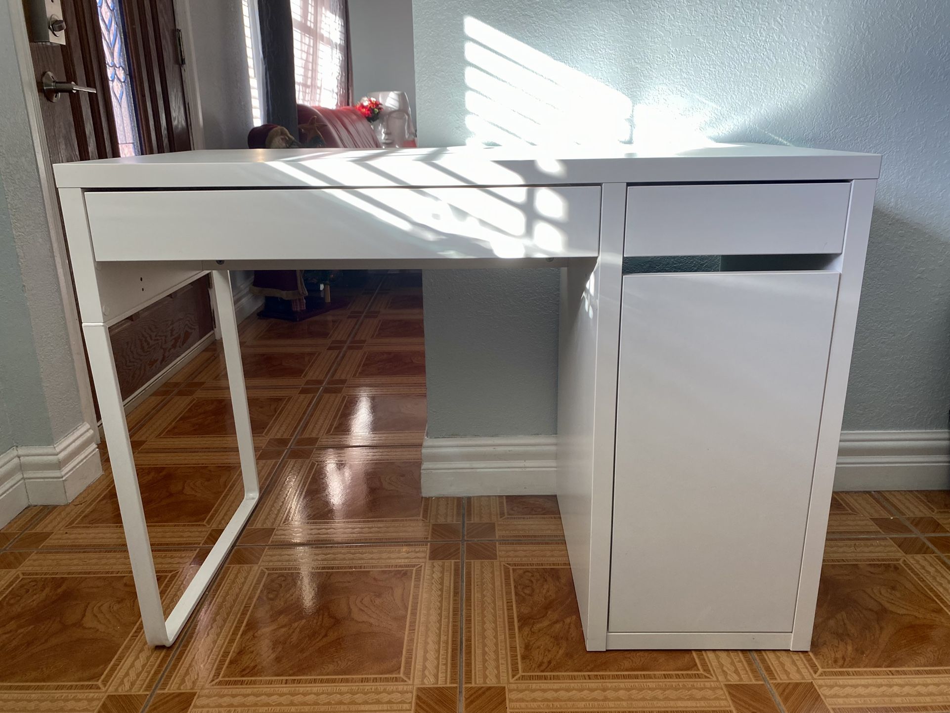 White desk with drawers