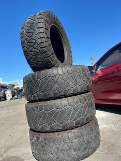 LT 35/12,50/R18 marca NITTO las 4 llantas usadas instaladas y balanceadas