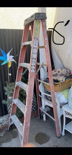 Excellent condition, 6 feet and more sizes available fiberglass ladders