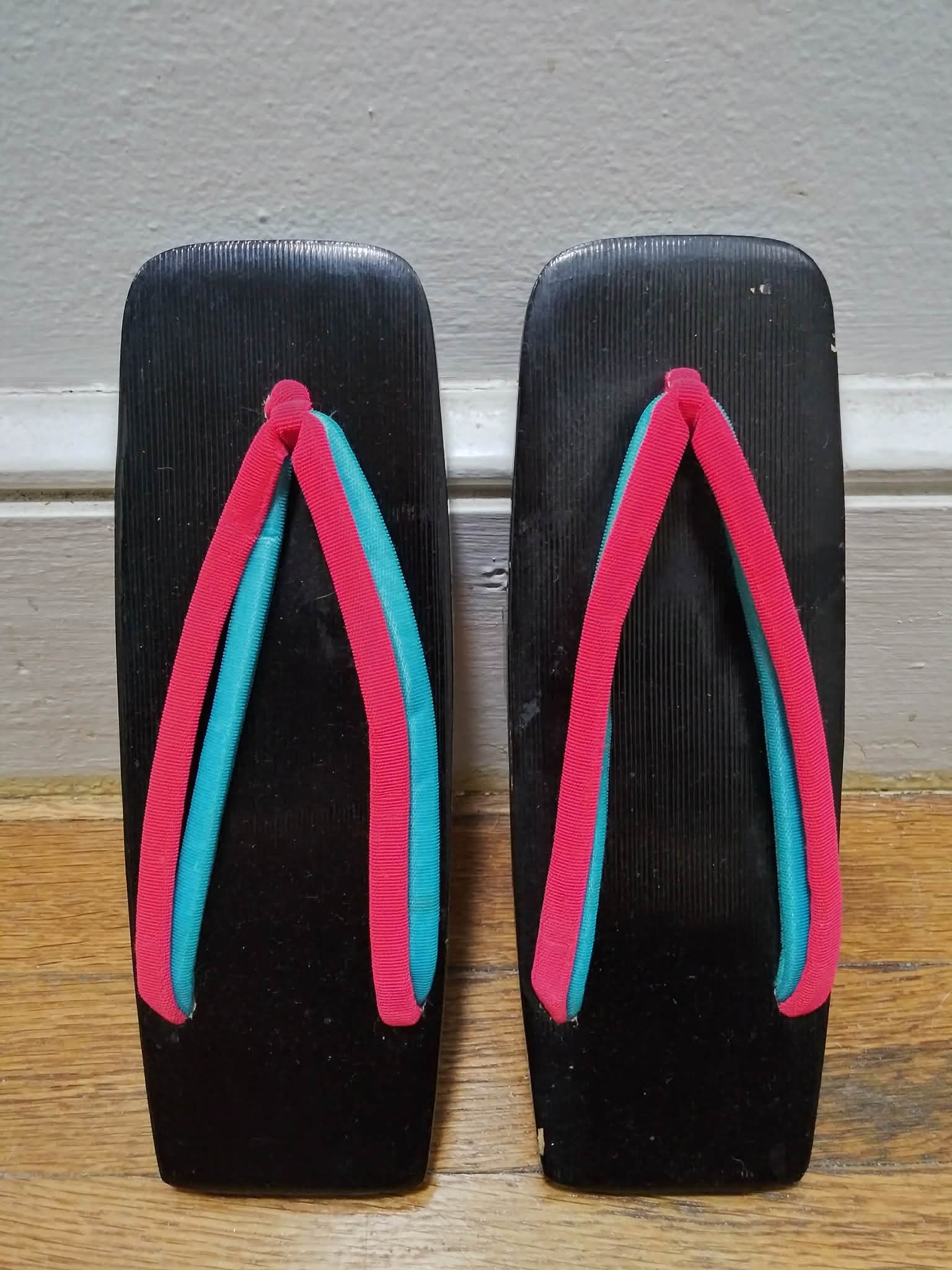 Vintage Womens Tall Geta Sandals Slippers Black Lacquer Wood Red And Blue Straps Japanese