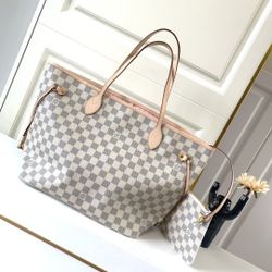 White checkered tote bag, classic and elegantdesign.Dimensions: 32x29x17

