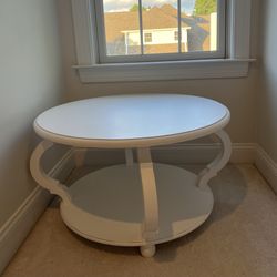 Elegant White Oval Side Table – Excellent Condition