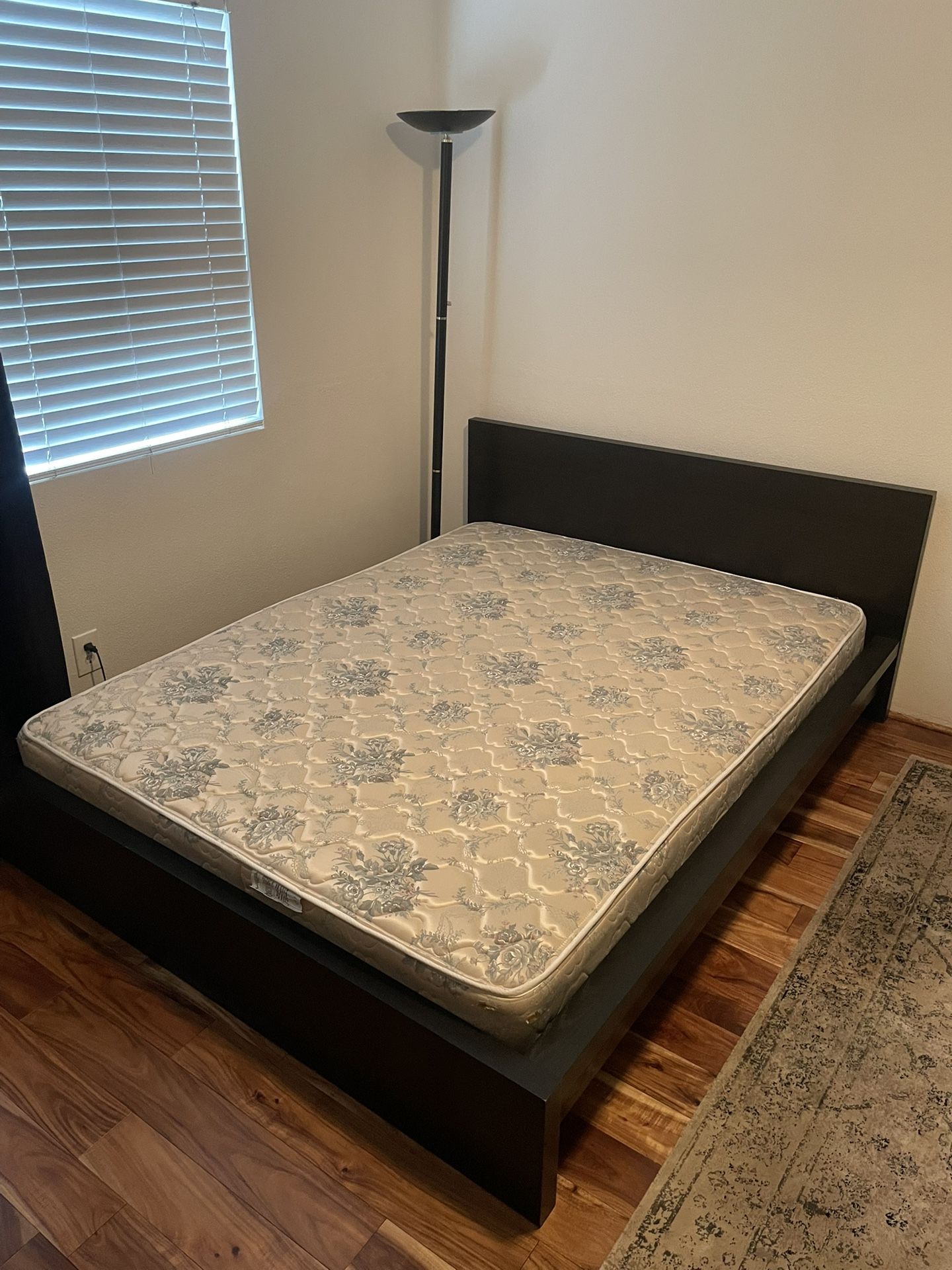 Bed / Bed Frame