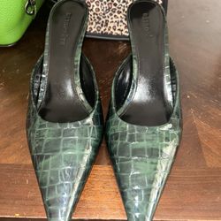 The original retail price of the Retrofête Francesca Leather Kitten Mule in Pine Croco is $498 I will take $250 or best offer 