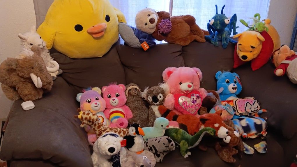 Stuffed Animals Read Description 