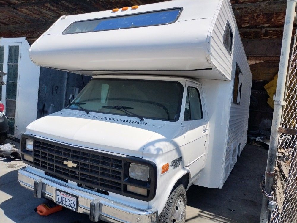 Motor Home 1998 Con  121,000 Millas Titulo Limpio 