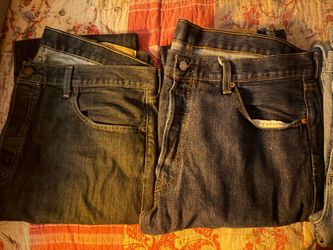 2 pairs of 501s (READ DESCRIPTION)