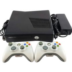 Xbox 360 console, used and in excellent condition. 2 Wireless Controllers And Charging Station Make Offer