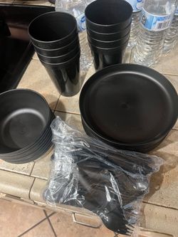 NEW DINNERWARE SET OF 32PSC.
