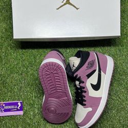 Jordan 1 Mid Mulberry 