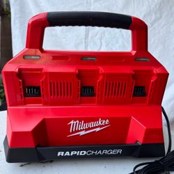 Milwaukee M18 18V Lithium-lon PACKOUT 6-Port Rapid Charger