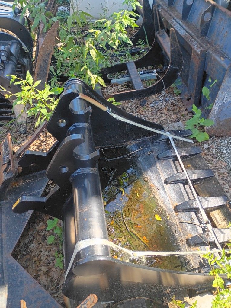 Brand New Never Used John Deere Track How Bucket