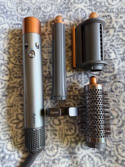 Dyson Airwrap / multi-styler and dryer Straight+Wavy / Minimal use; excellent condition.