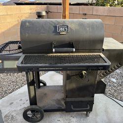 Oklahoma Joe's Tahoma 900 Wi-Fi Controlled Auto-Feed Charcoal Smoker & Grill