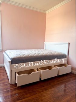 Full bed with mattress and drawers