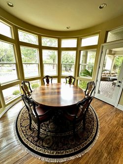 GORGEOUS Round Dinning Room Table & Chairs