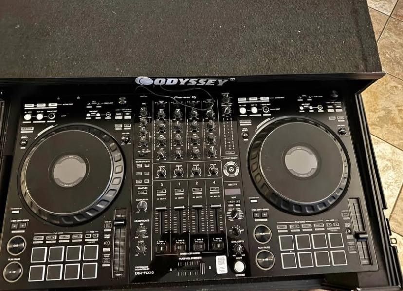 DDJ-FLX10-With-Oddesey-road-case