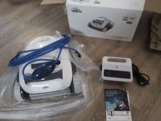 Pool robot vacuums