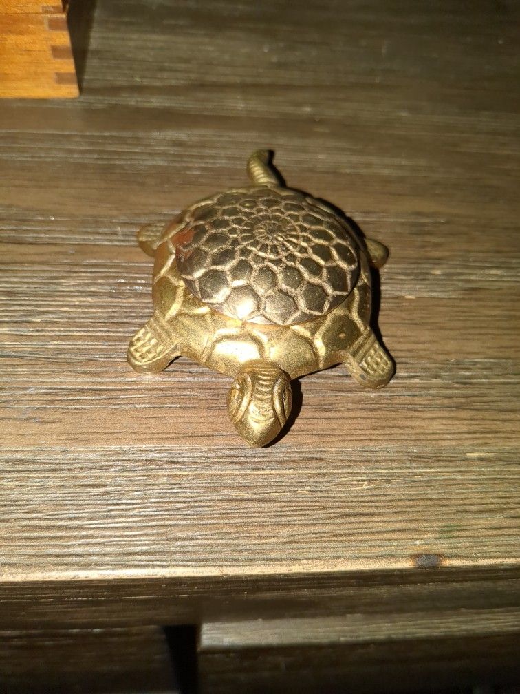 Vintage brass turtle trinket box. Ring box. Artistic brass turtle. Boudoir, vanity