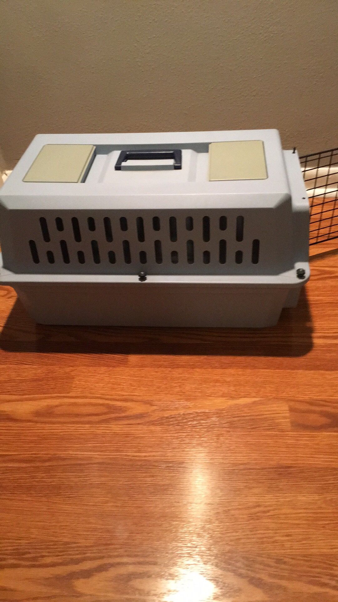 Small or medium pets crate (13x22x14)