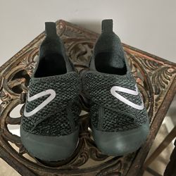 Nike Velcro Toddler Size 7 / Excellent Condition/ Word Of Advice.. Don’t Buy Expensive Shoes That They Grow Out If In A Month🤷🏼‍♀️ 