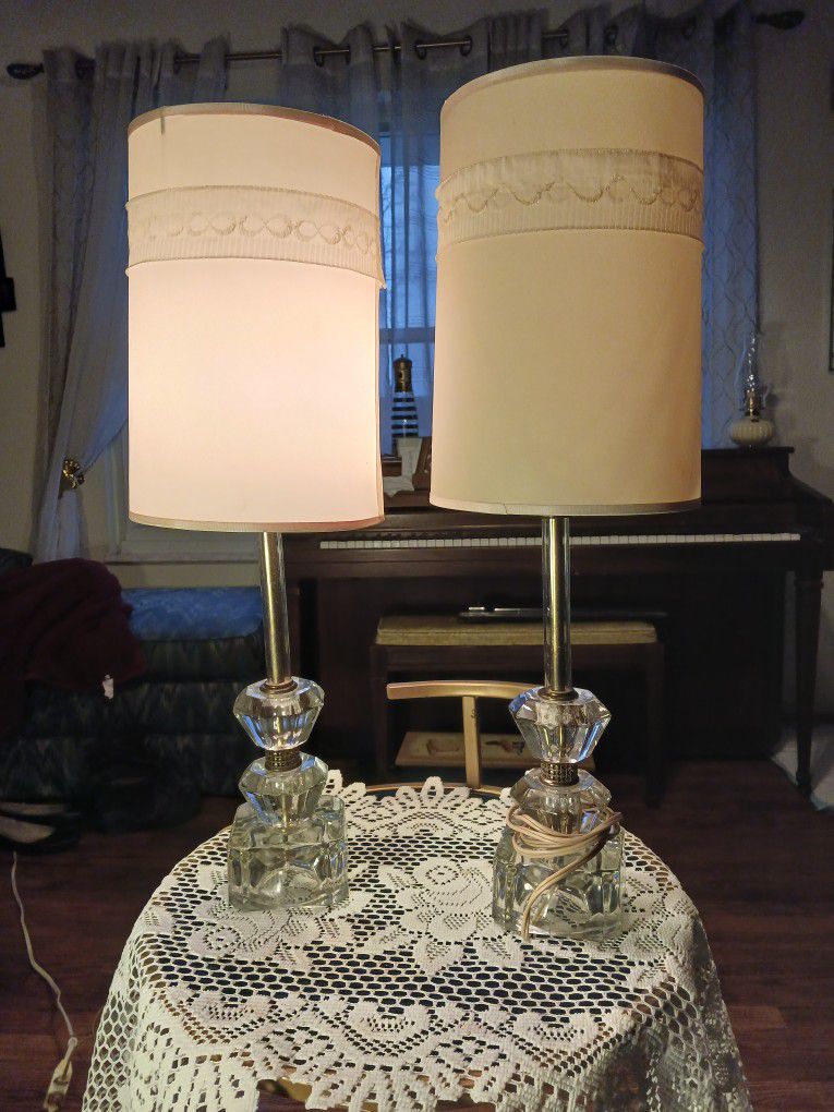  NEAT LOOKING VINTAGE  TABLE LAMPS 