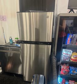 11.6 Cu. Ft. GE Top Freezer Refrigerator