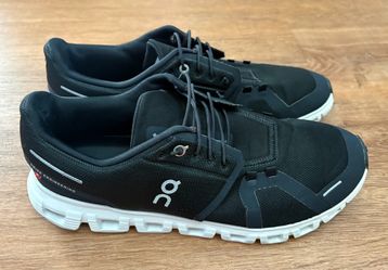 On Cloud Men’s Black Sneakers.   Size 10.5