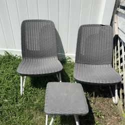 Relaxing Chairs And Table For The Yard