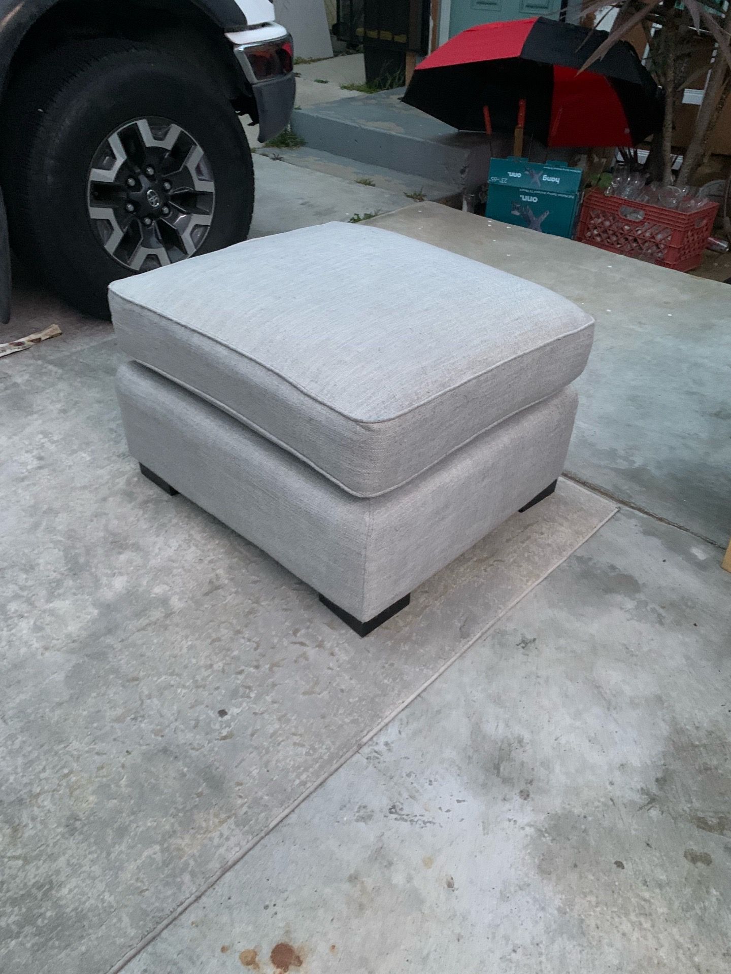 Grey ottoman 28”x25”x19” clean 🧼 $45