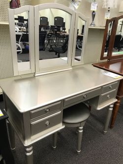 Makeup vanity
