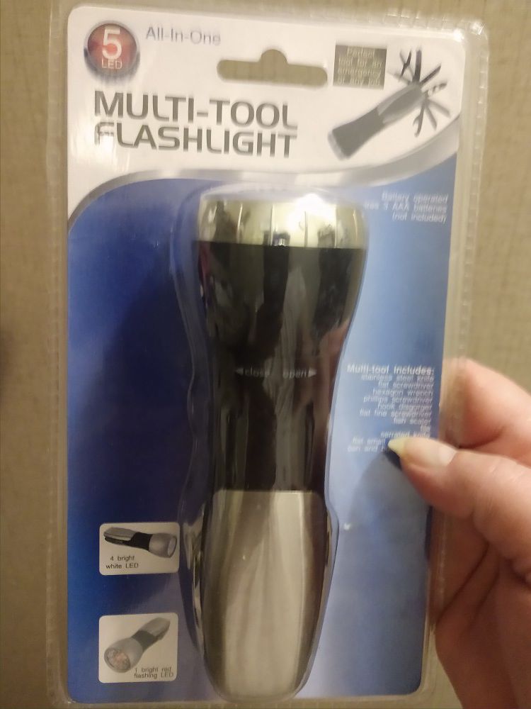 Multi-tool flashlight
