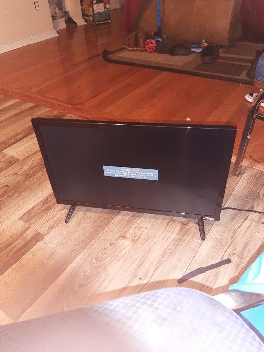 24 In" Smart Vizio Hdtv Plus A 32 In " Emerson TV