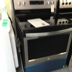 New Scratch And Dent Whirlpool 5 Burner Glass Top Stainless Steel Range. 1 year Warranty 
