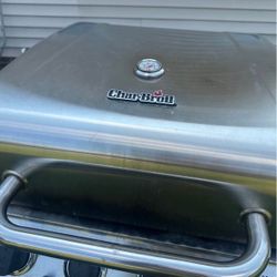 Grill: Char Broil 2024 w/propane Tank