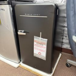 Magic Chef 3.2 cu. ft. Retro Mini Refrigerator in Black without Freezer in Black