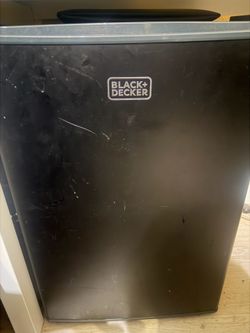 black decker mini fridge(COME GET IT!)