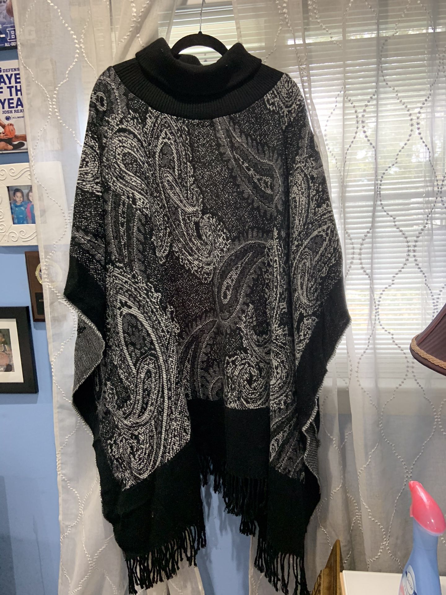 Beautiful poncho new black and white
