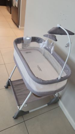Simmons Kids' Shooting Star Rocking Bassinet with Airflow Mesh - Platinum: 360-Degree Swivel, Locking Wheels, Nightlight