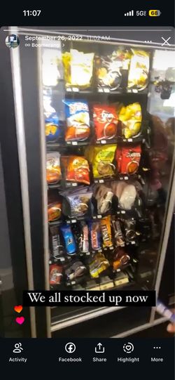 Snack vending machine