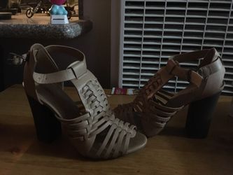 Nice nude color shoes size 8