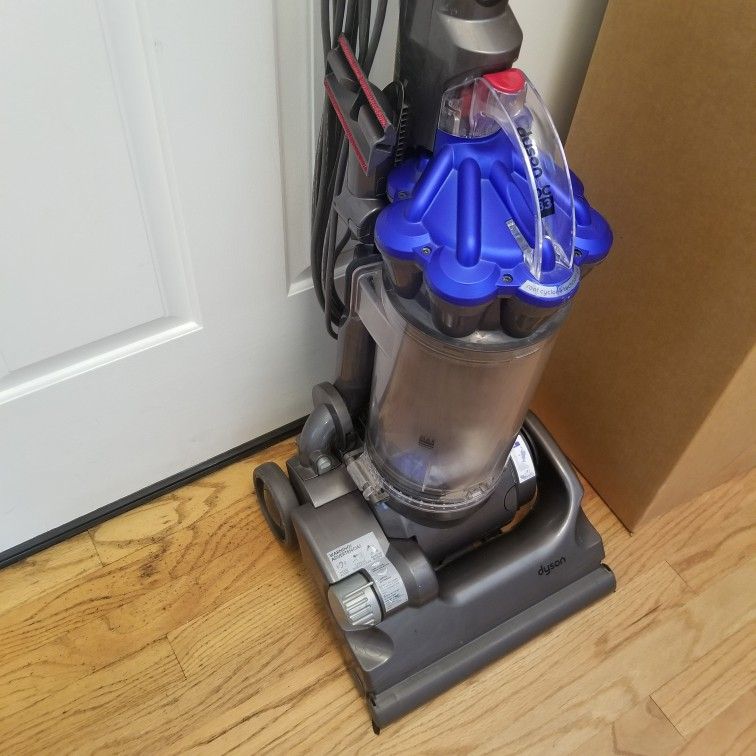 NEW cond DYSON ANIMAL DC33 VACUUM WITH COMPLETE ATTACHMENTS , AMAZING SUCTION , WORKS EXCELLENT , IN THE BOX