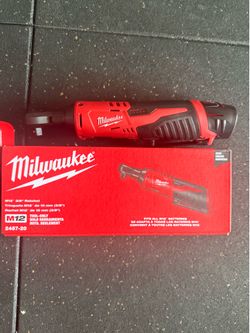 Milwaukee m12 ratchet with battery and charger bag