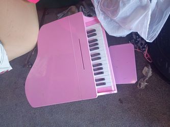 Little girls piano