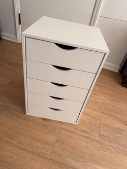 Small dresser (FREE)
